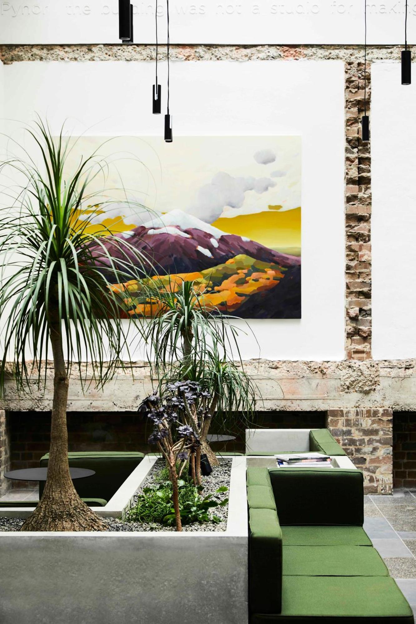 Paramount House Hotel *